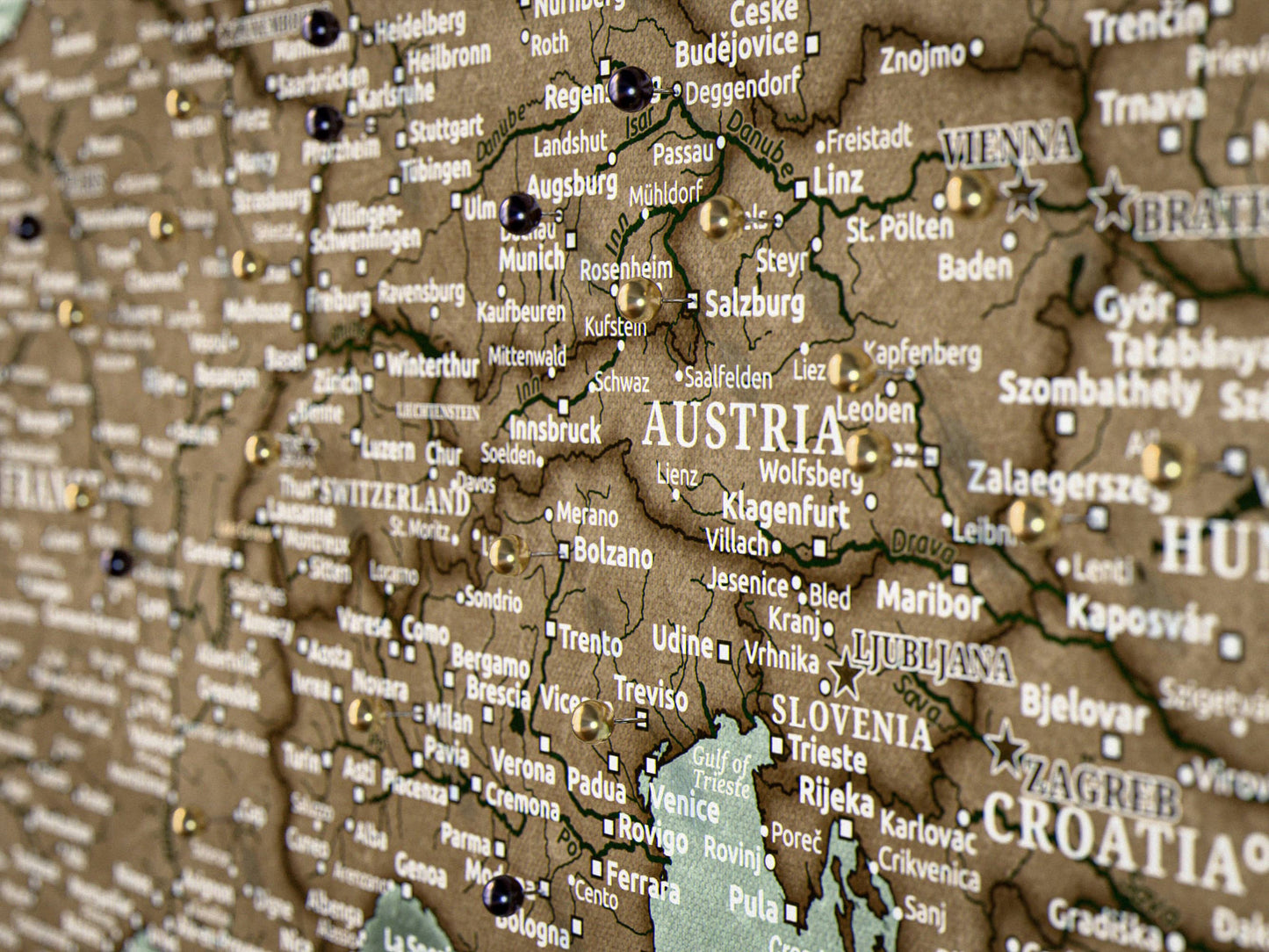 Personalisierte Karte von Europa auf Leinwand mit Stecknadeln - Explorer's Green