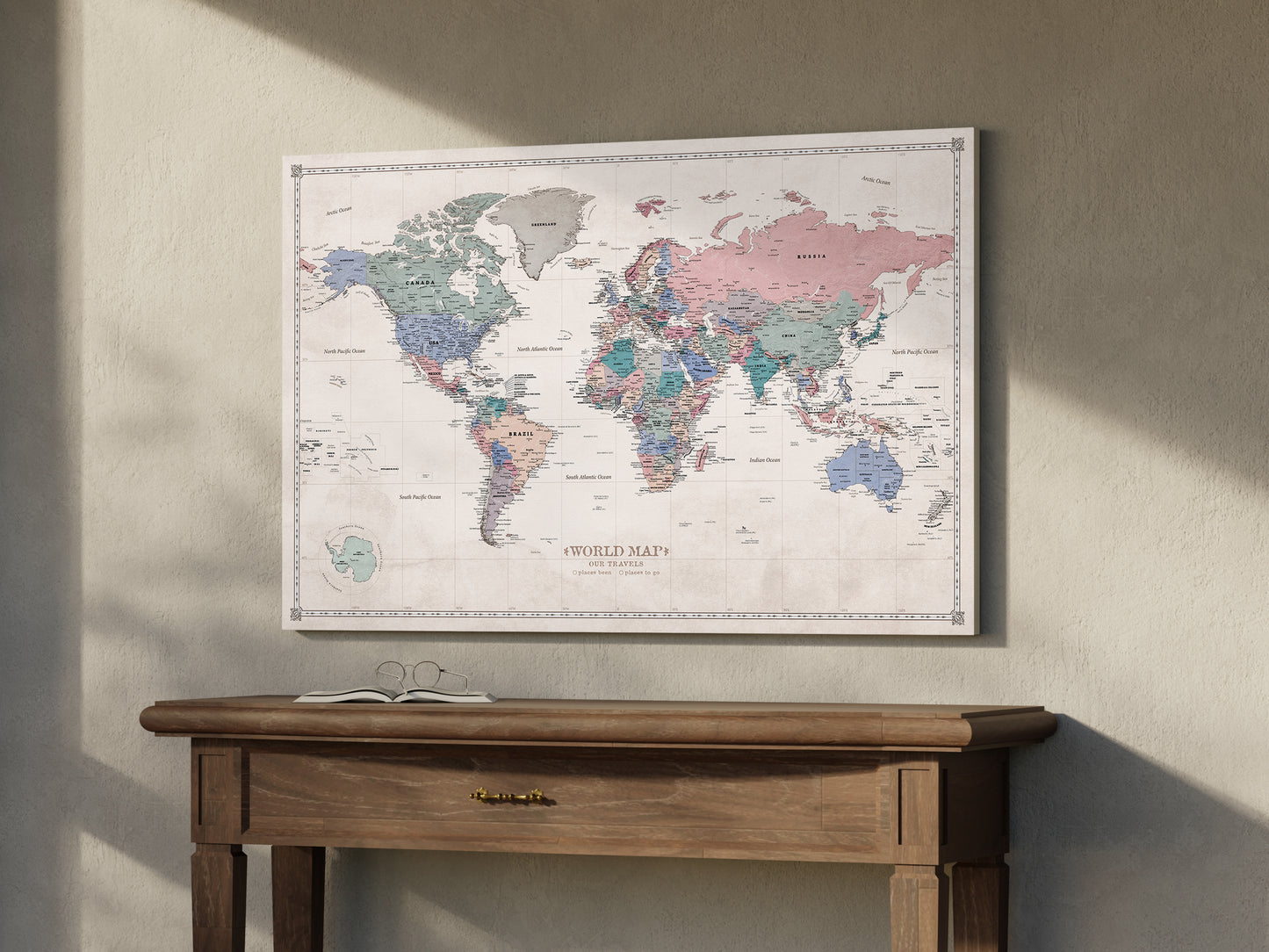 Personalisierte Weltkarte auf Leinwand mit Stecknadeln - Pastellstimmung