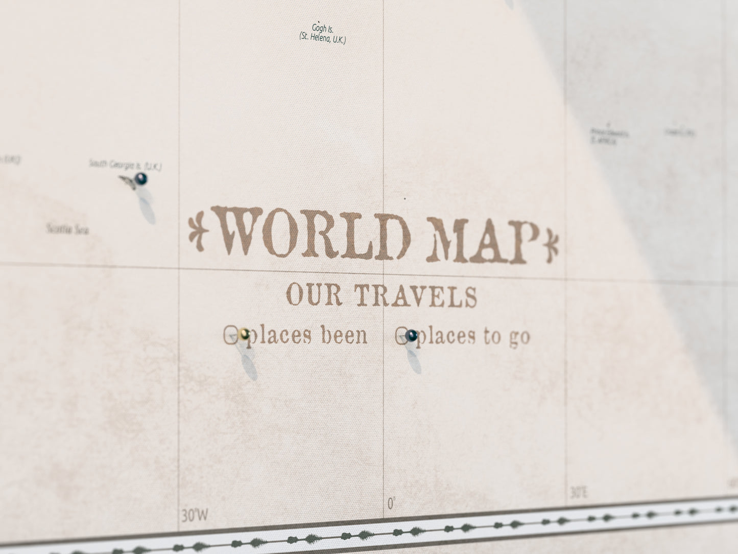 Personalisierte Weltkarte auf Leinwand mit Stecknadeln - Pastellstimmung