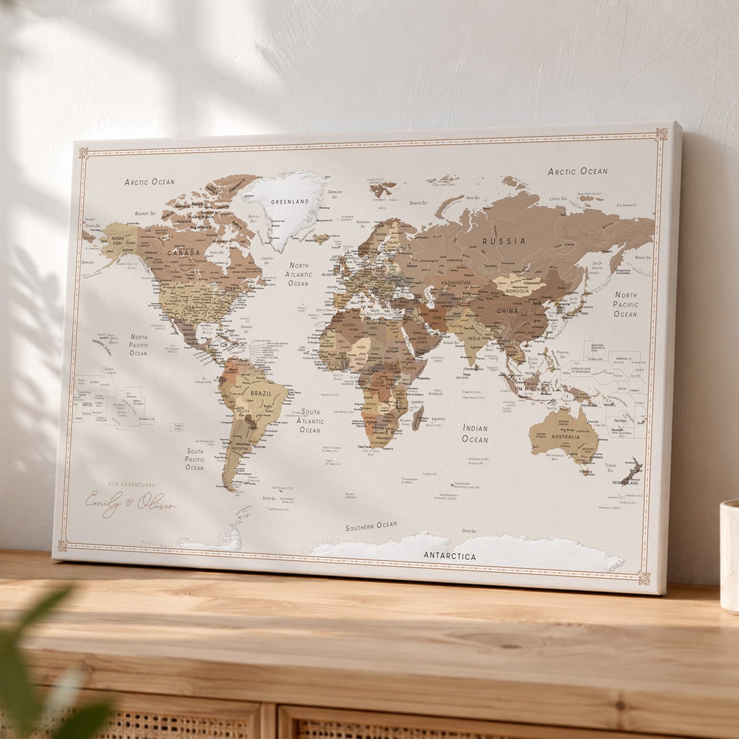 Personalisierte Weltkarte auf Leinwand mit Stecknadeln - Schoko Latte