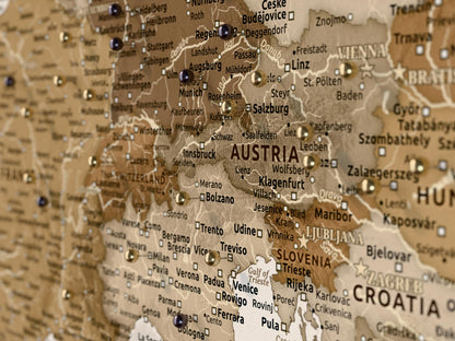 Personalisierte Karte von Europa auf Leinwand mit Stecknadeln - Vintage Reisen