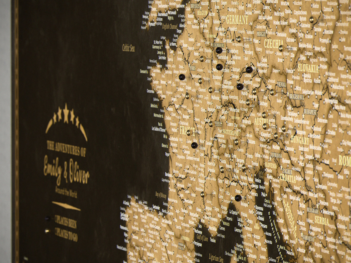 Personalisierte Karte von Europa auf Leinwand mit Stecknadeln - Golden Travels