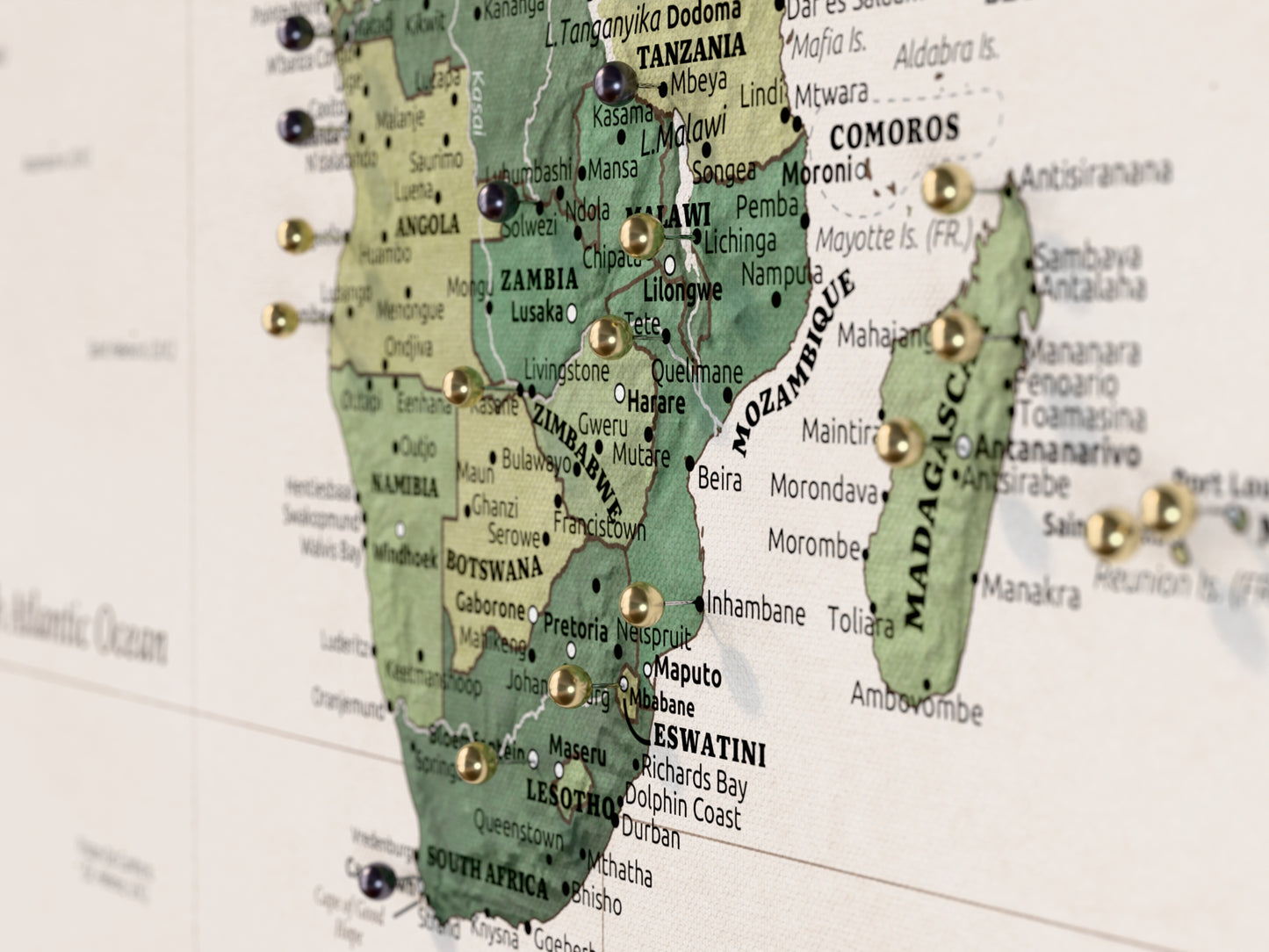 Personalisierte Weltkarte auf Leinwand mit Stecknadeln - Grüner Garten