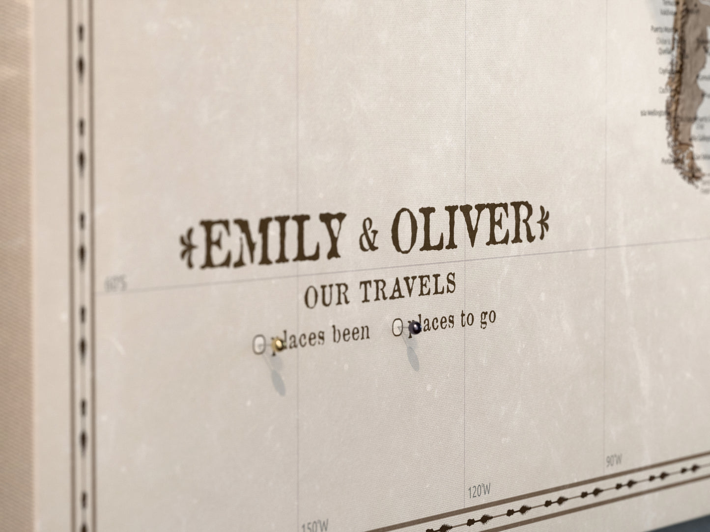 Personalisierte Weltkarte auf Leinwand mit Stecknadeln - Desert Tones