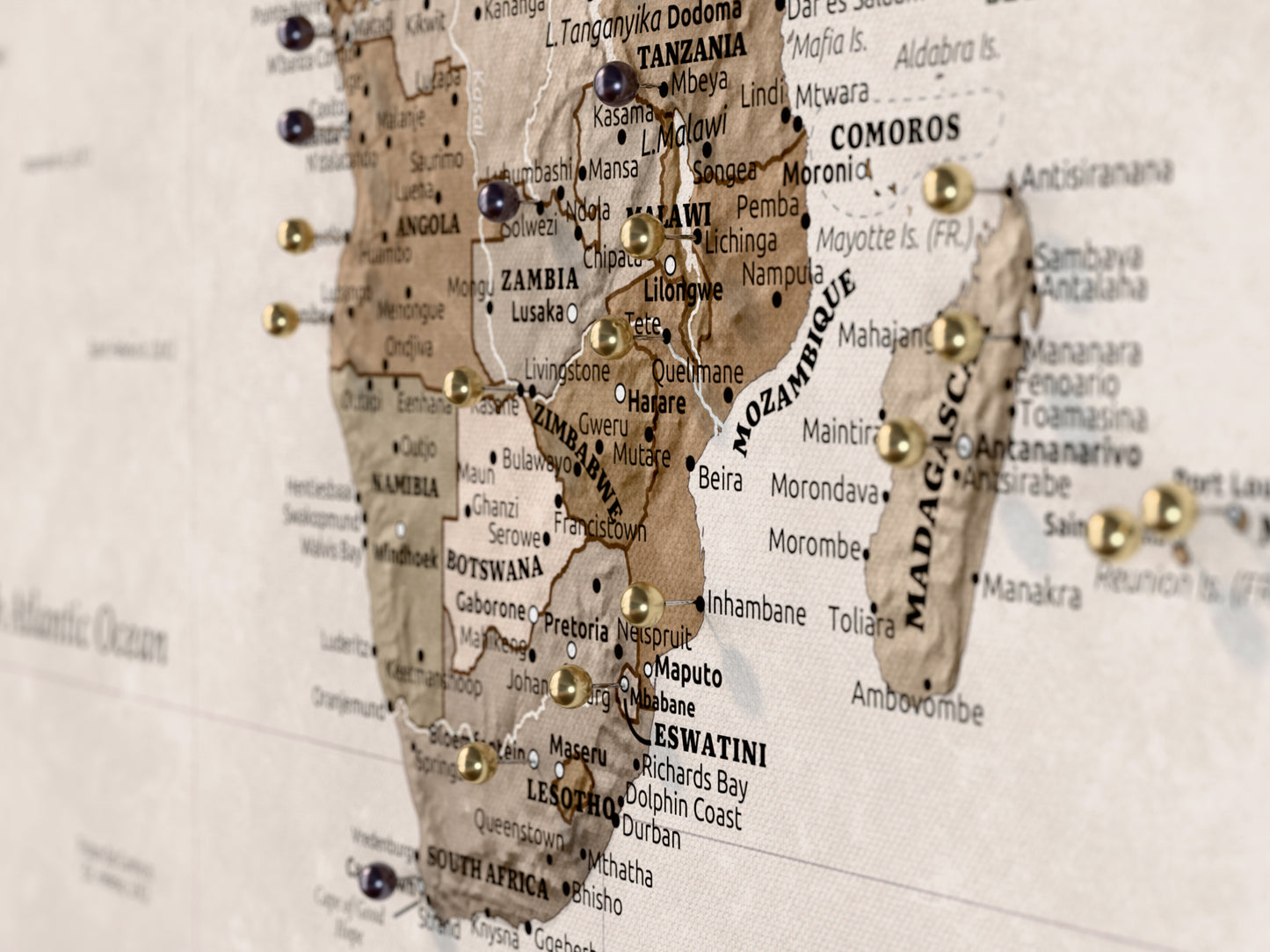 Personalisierte Weltkarte auf Leinwand mit Stecknadeln - Desert Tones