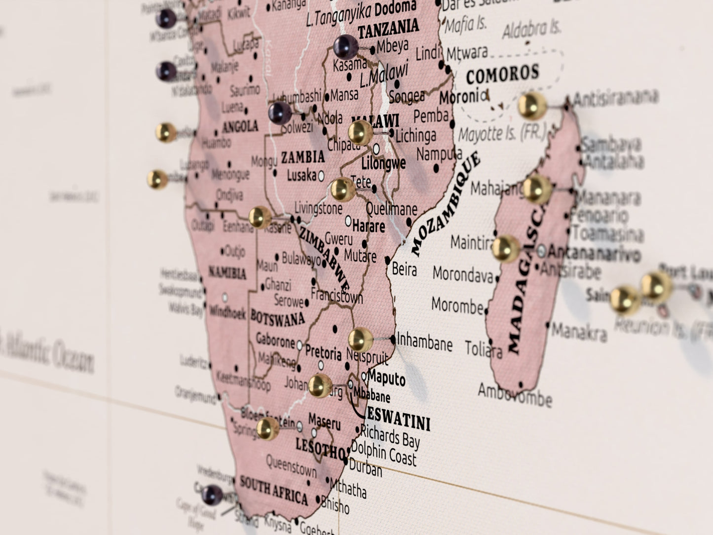 Personalisierte Weltkarte auf Leinwand mit Stecknadeln - Rosenkompass