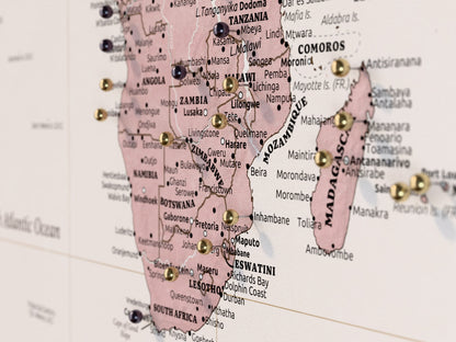 Personalisierte Weltkarte auf Leinwand mit Stecknadeln - Rosenkompass